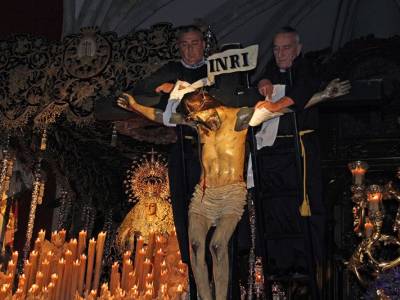  Alcalá del Río revive con solemnidad el ancestral rito del Descendimiento de Cristo 