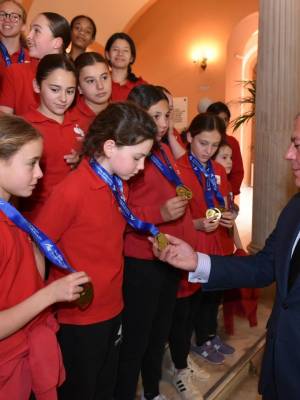 Bandera de Sevilla para el Club Natación Sincro Sevilla, recibido en el Ayuntamiento