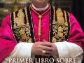 Primer aniversario del pontificado de León XIV con sello, libros y su visita a España.