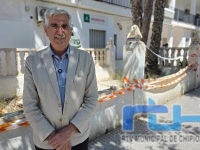 Luis Mario Aparcero reclama a la Junta el mantenimiento del exterior del centro de salud de Chipiona