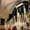 La Vera-Cruz levanta un altar de gran fuerza simbólica para sus cultos mayores en Alcalá del Río 