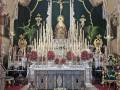La Vera-Cruz levanta un altar de gran fuerza simbólica para sus cultos mayores en Alcalá del Río 