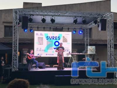 Una performance de Alfredo Zarazaga y el guitarrista Paco Vidal ayer en la jornada inaugural en Cádiz de un emergente Sures Festival