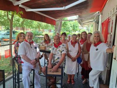 El Hogar Navarro de Sevilla inaugura los Sanfermines con el tradicional chupinazo en el barrio de Nervión