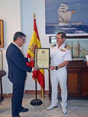 La Comandancia Naval de Sevilla acoge el nombramiento de Ateneísta de Honor al Comandante Naval en un emotivo acto de despedida