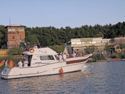 Sevilla honra su tradición marinera con la solemne procesión fluvial de la Virgen del Carmen de Calatrava 