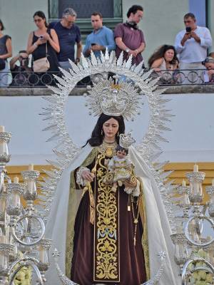 La Virgen del Carmen del Puente de Triana vuelve a surcar el Guadalquivir en una de las grandes estampas de la devoción marinera sevillana