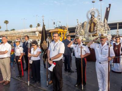 La Virgen del Carmen de Triana navega por el Guadalquivir en una jornada de profunda tradición marinera en Sevilla 
