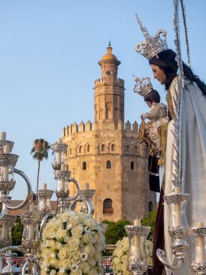 La Virgen del Carmen de Triana navega por el Guadalquivir en una jornada de profunda tradición marinera en Sevilla 