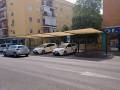 Sevilla mejora la parada de taxis del Hospital Virgen del Rocío con nuevos elementos de protección frente al sol 