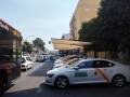 El Ayuntamiento instala toldos en la parada de taxis del hospital Virgen del Rocío, las primeras de toda la ciudad