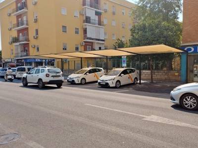 El Ayuntamiento instala toldos en la parada de taxis del hospital Virgen del Rocío, las primeras de toda la ciudad
