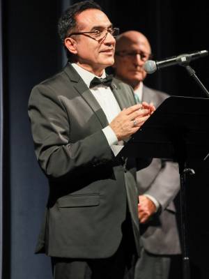 El Teléfono de La Esperanza llena el Teatro Cervantes de música y emoción en la gala benéfica de su 50 Aniversario