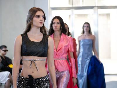 Desfile de MauMar Couture en el bloque de Málaga de Moda en SIMA 41, en la Real Fábrica de Artillería de Sevilla.