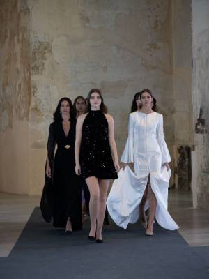 Desfile de Azahara Crisóstomo en el bloque de Málaga de Moda en SIMA 41, en la Real Fábrica de Artillería de Sevilla.