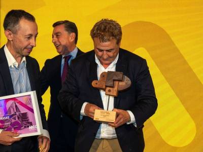 Representantes de LRI21, con el Premio AECC 2026 al Mejor Parque Comercial.