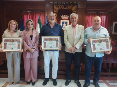 Tres docentes jubilados, José Villagrán, María José Espinosa y José Ángel Mellado homenajeados por la comunidad educativa chipionera