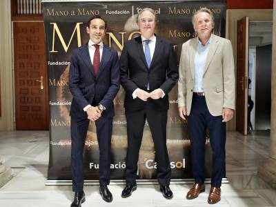 Bernd Schuster y David Casas buscaron puntos en común entre el fútbol y los toros en la Fundación Cajasol