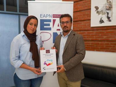 Representantes de EAPN Andalucía con el XVI Informe sobre el Estado de la Pobreza en Andalucía.