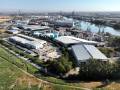Vista aérea de la zona logística e industrial del Puerto de Sevilla junto al Guadalquivir.