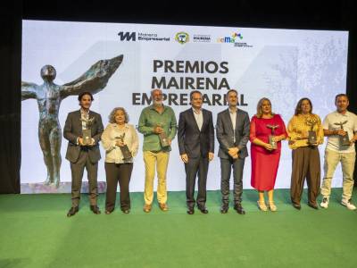 Premiados y autoridades en la gala de los Premios Mairena Empresarial 2026.