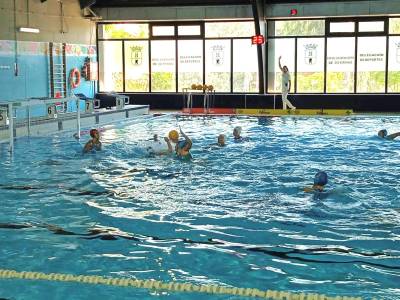 Baño de realidad nazareno en el Centro Acuático Manolo López Cohen
