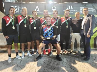 Campus Pádel Granada, campeón de la categoría oro masculina de veteranos, en la entrega de premios en La Quinta Antequera.