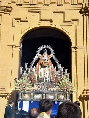 La Hermandad de la Virgen de la Sierra recorre las calles de Sevilla en su tradicional procesión de octubre