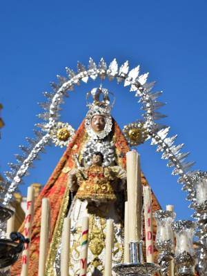 La Hermandad de la Virgen de la Sierra recorre las calles de Sevilla en su tradicional procesión de octubre