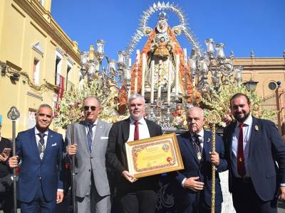 La Hermandad de la Virgen de la Sierra recorre las calles de Sevilla en su tradicional procesión de octubre